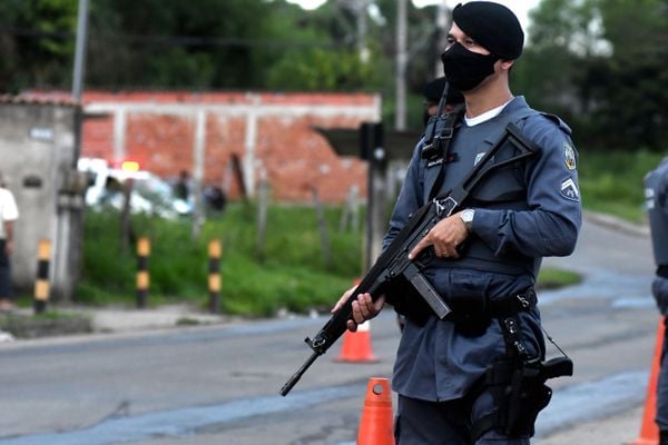 Polícia Militar reforça o patrulhamento no bairro Planalto Serrano após tiroteios entre traficantes e ameaças à jornalistas que faziam matéria sobre a onda de violência na região