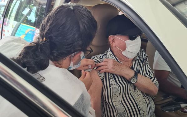 Raul Gil recebe vacina contra covid-19 dentro de seu carro em drive-thru