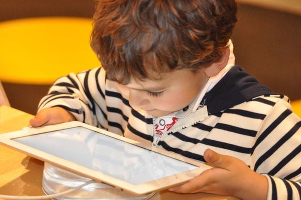Uso excessivo de telas como tablet, celular e televisão pode ser prejudicial para as crianças