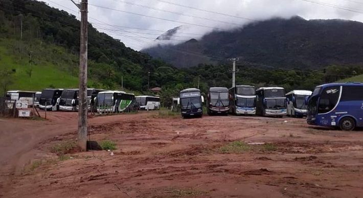 A entrada de ônibus de turismo, micro-ônibus e vans permanece proibida, no entanto, estão liberados transportes de turismo que se destinem a meios de hospedagem que possuam estacionamento próprio