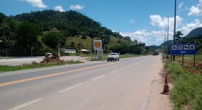 Batida aconteceu na altura do quilômetro 247 da rodovia, por volta das 14h30; vítimas tiveram ferimentos moderados e foram socorridas