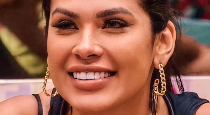 A cantora aparece constantemente com sua visão irritada, causada por um possível uso intenso de lentes de contato