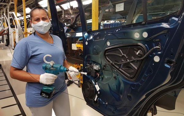 Trabalhadora de fábrica da Volkswagen no Brasil