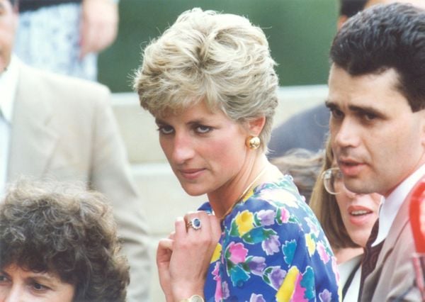 A princesa Diana deixa a unidade da Febem, no bairro do Pacaembu, em São Paulo (SP), após visitar crianças com Aids, em 1991