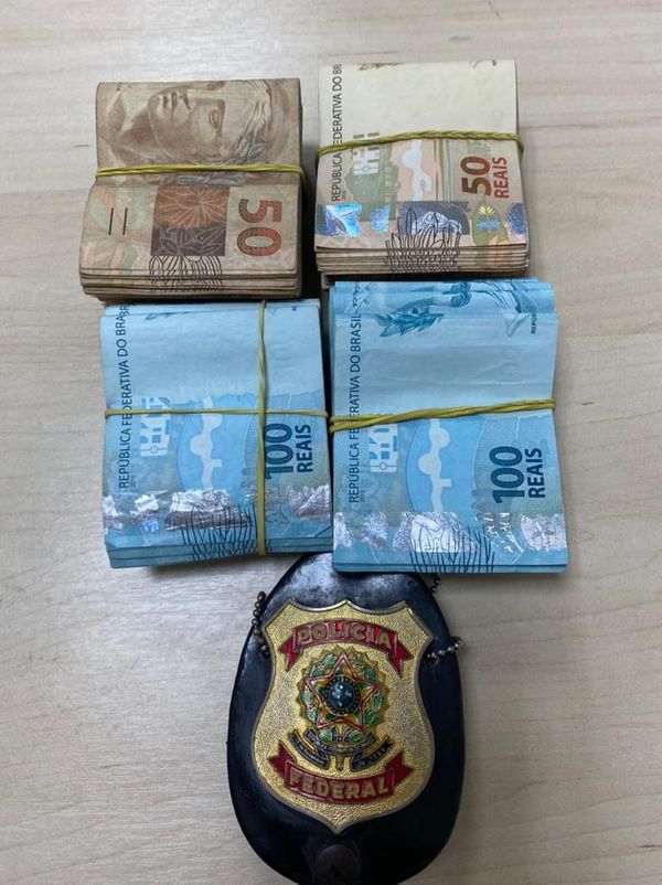Dinheiro apreendido durante busca e apreensão na Operação