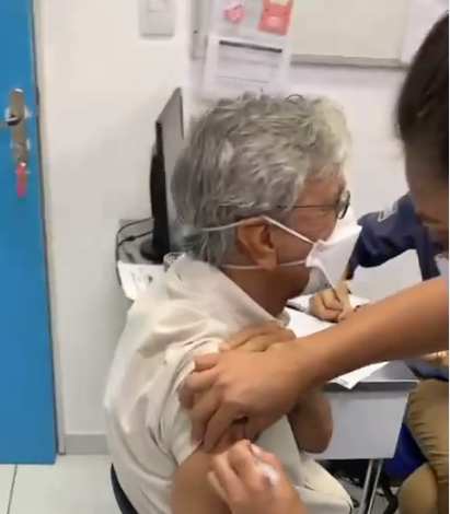 O cantor Caetano Veloso de 78 anos foi vacinado contra a Covid-19