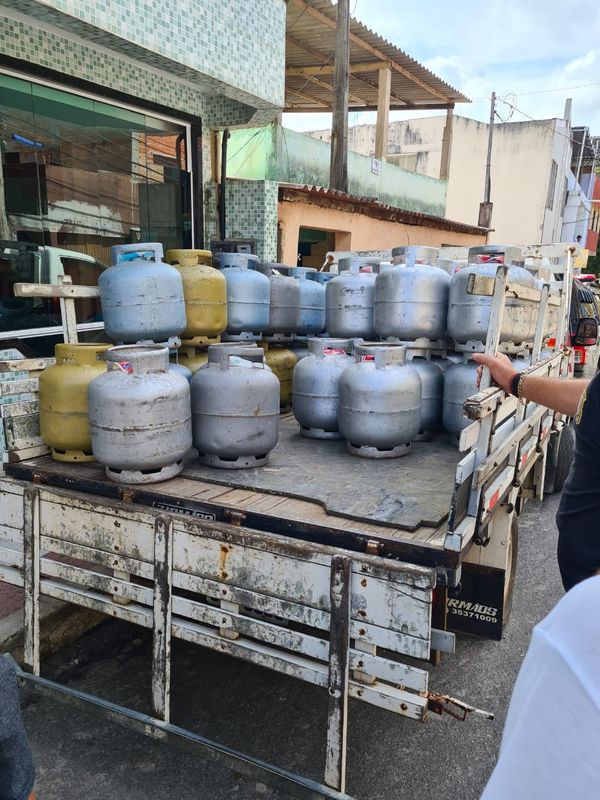 Polícia Civil e ANP encontram no ES postos de combustíveis cometendo irregularidades e distribuidoras de gás de cozinha com botijões clandestinos por Polícia Civil/Secom-ES