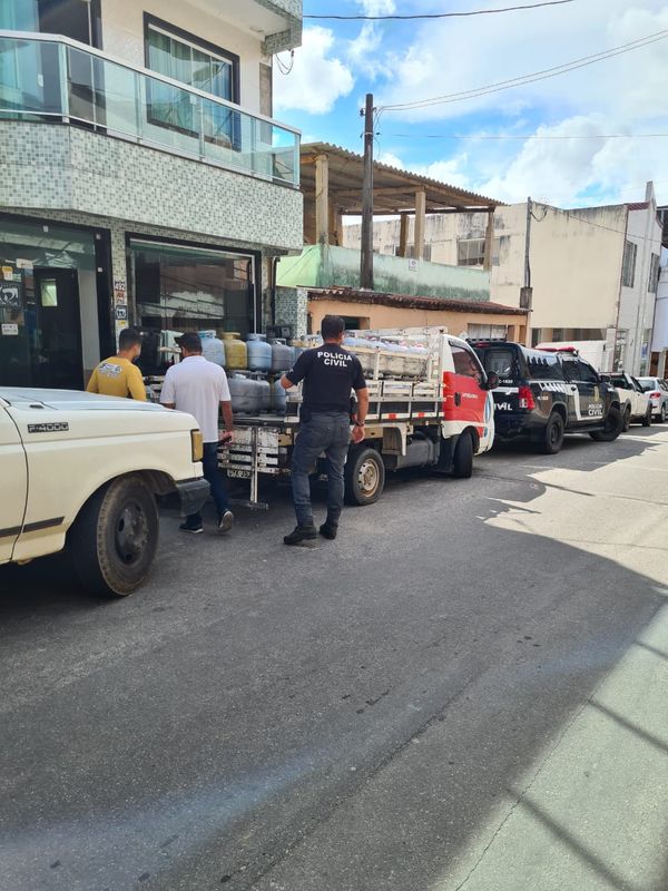 Polícia Civil e ANP encontram no ES postos de combustíveis cometendo irregularidades e distribuidoras de gás de cozinha com botijões clandestinos por Polícia Civil/Secom-ES