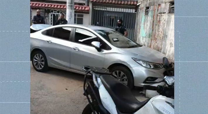 A médica estava tirando o bebê do banco de trás quando foi rendida pelos bandidos em Santa Lúcia. Depois os criminosos assaltaram uma mulher em São Cristóvão. Houve perseguição e, após colisão em casa, eles fugiram