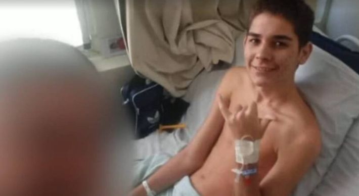 Adolescente estava na porta de casa quando foi surpreendido por criminosos armados na noite desta quinta-feira (4)