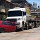 Imagem - Carreta perde freio e arrasta carro em Cachoeiro de Itapemirim