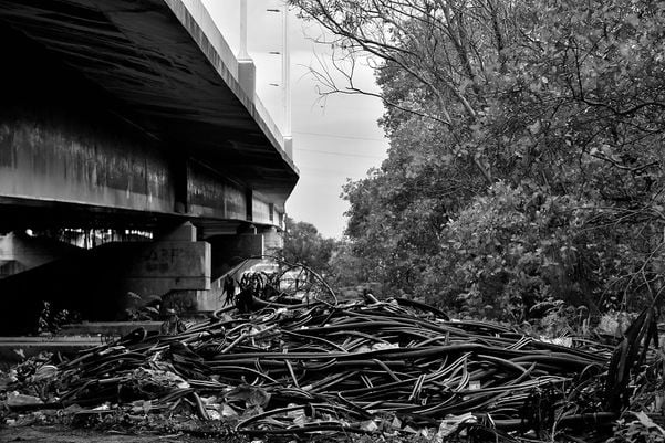 Área de descarte de resíduos do furto de fios de cobre, embaixo da Ponte da Passagem, em Vitória