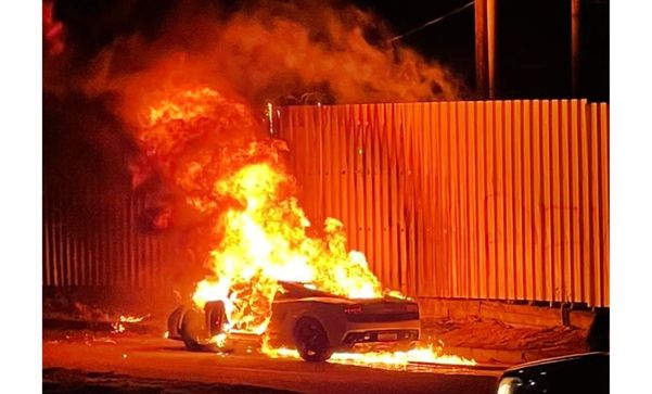 Carro de luxo pegou fogo ainda em movimento e explodiu em Vila Velha