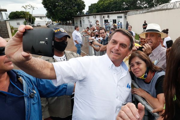 Em meio à pandemia de Covid-19, Bolsonaro e apoiadores, sem máscara, tiram fotos