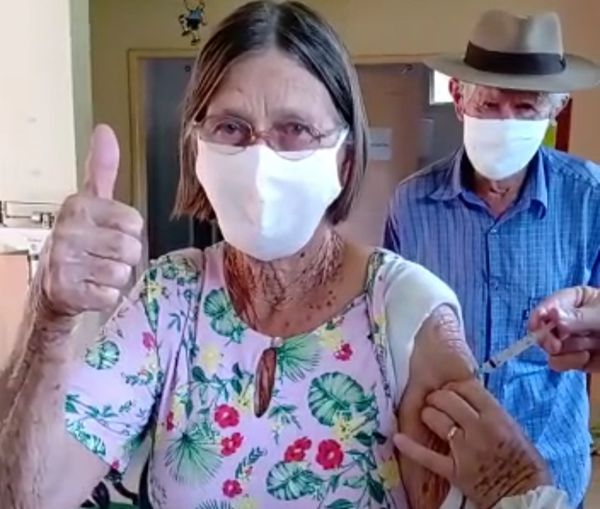 Juntos há 63 anos, casal de idosos é vacinado pela própria filha