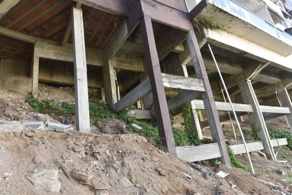 De forma irregular, os pilares estavam sendo reparados por dois pedreiros sem a orientação de um engenheiro civil por Ricardo Medeiros