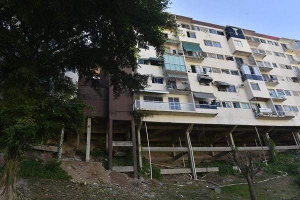 A obra deixou exposto alguns pilares após a escavação feita de maneira irregular na fundação do prédio Acapulco B por Ricardo Medeiros