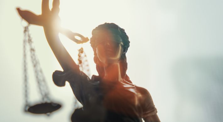 A história das deusas Têmis e Dice, uma grega e a outra romana, se misturam no afã de personificar a vingadora das violações e a guardiã dos juramentos dos homens e da lei