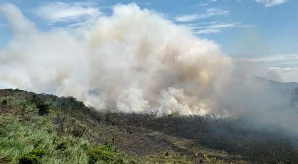 Incêndio atinge vegetação em Costa Dourada, na Serra