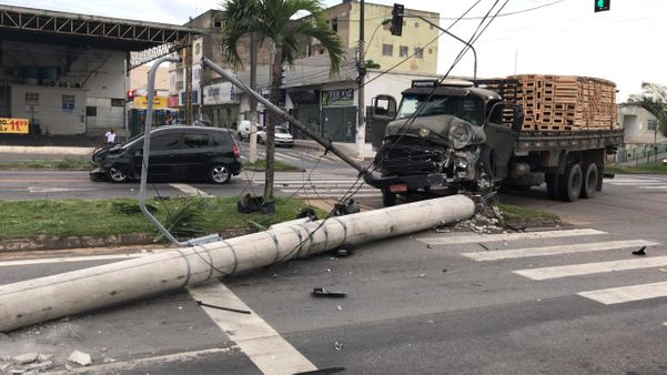 Caminhão bate em carro e derruba poste na BR 101 em Linhares