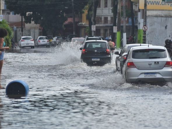 Alagamento na Av. Francelina Setúbal em Vila Velha por Fernando Madeira