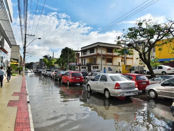 Alagamento na Av. Francelina Setúbal em Vila Velha por Fernando Madeira