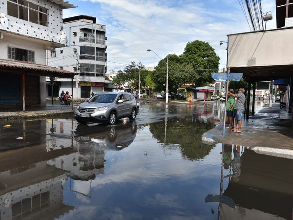Alagamento na Avenida Jair de Andrade  em Itapoã, Vila Velha por Fernando Madeira