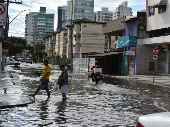 Pessoas são obrigadas a passar dentro da água na Avenida Jair de Andrade em Itapoã, Vila Velha por Fernando Madeira