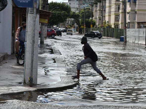 Pessoas são obrigadas a passar dentro da água na Avenida Jair de Andrade  em Itapoã, Vila Velha por Fernando Madeira