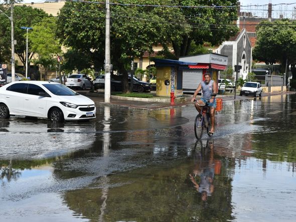 Carros e ciclistas enfrentam a rua alagada na Avenida Jair de Andrade  em Itapoã, Vila Velha por Fernando Madeira