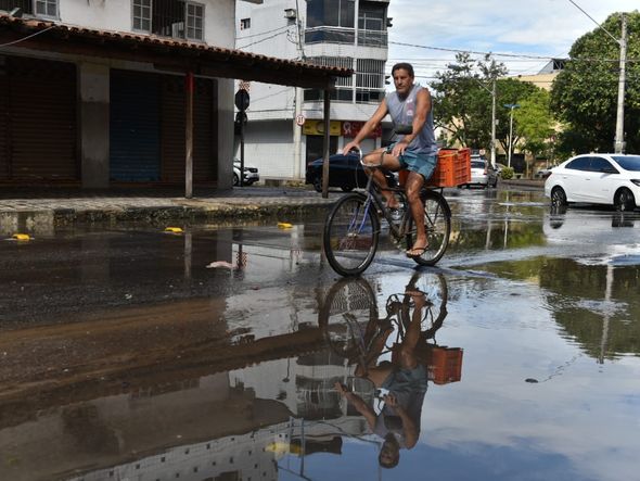 A avenida Jair de Andrade  em Itapoã, Vila Velha ainda tem pontos de alagamento por Fernando Madeira