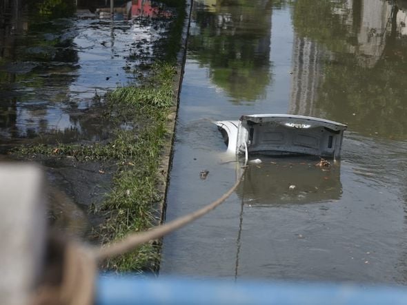 Um carro caiu no valão que corta a Avenida Francelina Setúbal em Itapoã, Vila Velha por Fernando Madeira 