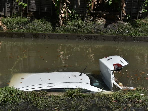 Um carro caiu no valão que corta a Avenida Francelina Setúbal em Itapoã, Vila Velha por Fernando Madeira 