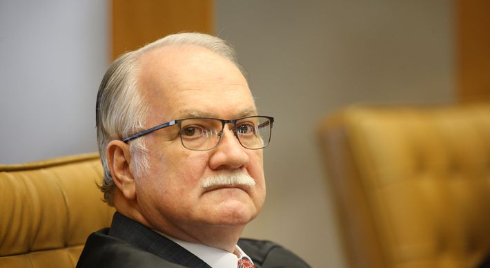 Pelo regimento do Supremo, mesmo transferido, Fachin permaneceria relator dos processos da Lava Jato. Dessa maneira, a operação também seguiria para a Primeira Turma