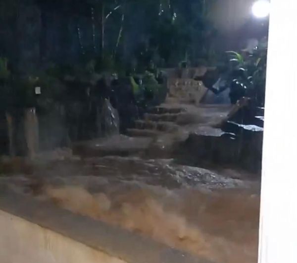Água foi parar na varanda de casa, no bairro Fradinhos, em Vitória