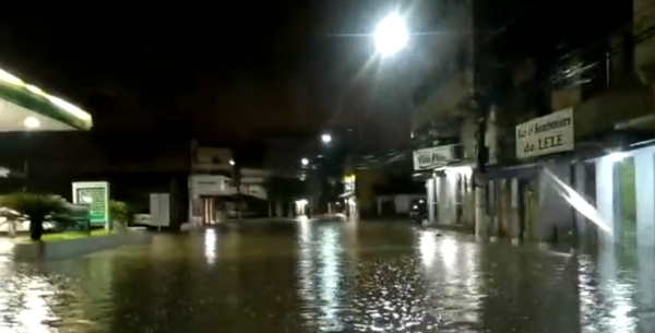 Bairro Cristóvão Colombo ficou completamente alagado com chuvas deste domingo (7) em Vila Velha