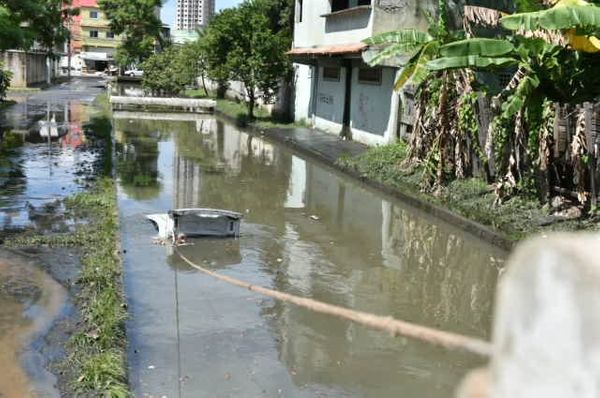 Carro caiu em valão que corta a Avenida Francelina Setúbal, no bairro Itapoã, em Vila Velha por Fernando Madeira