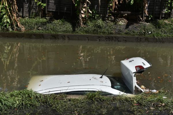 Carro caiu em valão que corta a Avenida Francelina Setúbal, no bairro Itapoã, em Vila Velha por Fernando Madeira