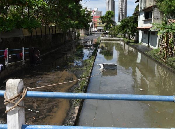 Carro caiu em valão que corta a Avenida Francelina Setúbal, no bairro Itapoã, em Vila Velha por Fernando Madeira