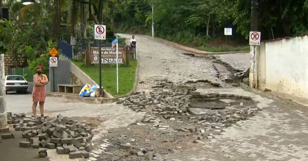 Chuva arrastou blocos e criou muitos buracos na subida do Morro do Moreno, em Vila Velha