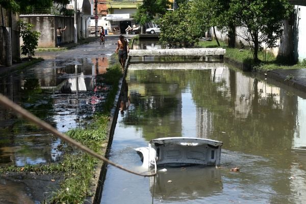 Um carro com dois idosos caiu em um valão que corta a Avenida Francelina Setubal, em Itapoã