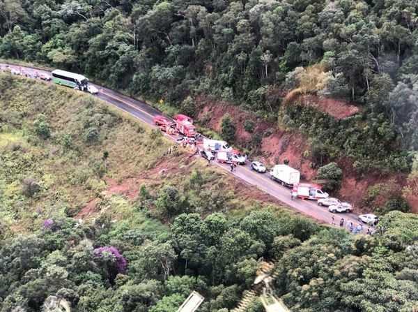 Corpo de Bombeiros e Samu fazem resgate de vítimas que estavam em ônibus que caiu em ribanceira
