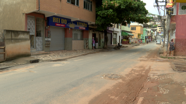 Durante o mês de fevereiro, a principal rua do bairro ficou alagada três vezes