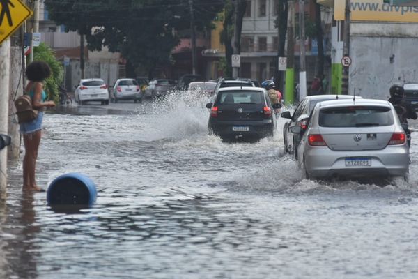 Estragos causados pela chuva que atingiu a cidade no domingo, 07/03