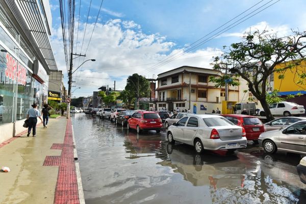 Alagamento na Av. Francelina Setúbal em Vila Velha por Fernando Madeira