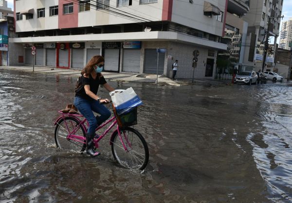 Alagamento na Avenida Jair de Andrade  em Itapoã, Vila Velha por Fernando Madeira