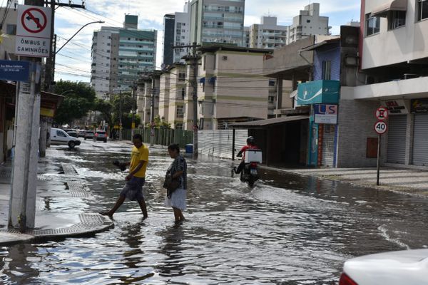 Estragos causados pela chuva que atingiu a cidade no domingo, 07/03