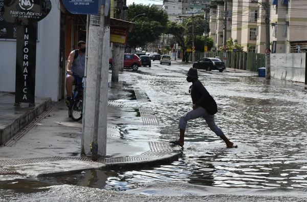 Estragos causados pela chuva que atingiu a cidade no domingo, 07/03