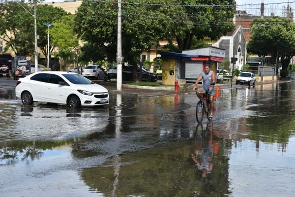 Alagamento na Avenida Jair de Andrade  em Itapoã, Vila Velha por Fernando Madeira