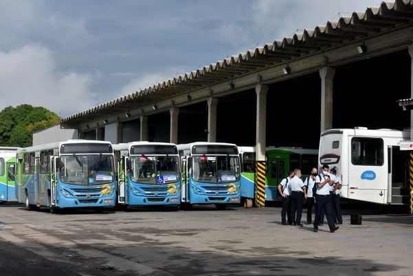  Paralização dos rodoviários, os ônibus foram impedidos por representantes do Sindicato dos Rodoviários de sair das garagens